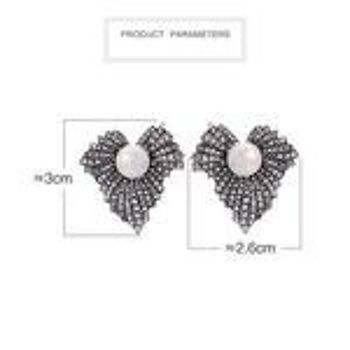 Boucles d'oreilles à clous d'inspiration vintage en forme de feuille de diamants couleur argent antique avec perle 2