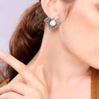 Boucles d'oreilles à clous d'inspiration vintage en forme de feuille de diamants couleur argent antique avec perle 3