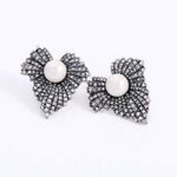 Boucles d'oreilles à clous d'inspiration vintage en forme de feuille de diamants couleur argent antique avec perle 5