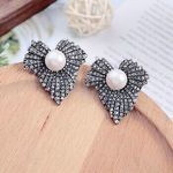 Boucles d'oreilles à clous d'inspiration vintage en forme de feuille de diamants couleur argent antique avec perle 6