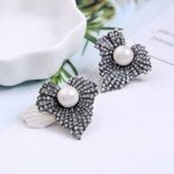 Boucles d'oreilles à clous d'inspiration vintage en forme de feuille de diamants couleur argent antique avec perle 8