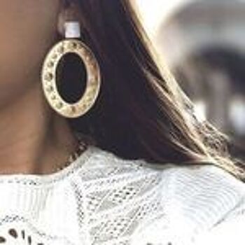Boucles d'oreilles pendantes ovales dorées avec carré blanc style vintage 3