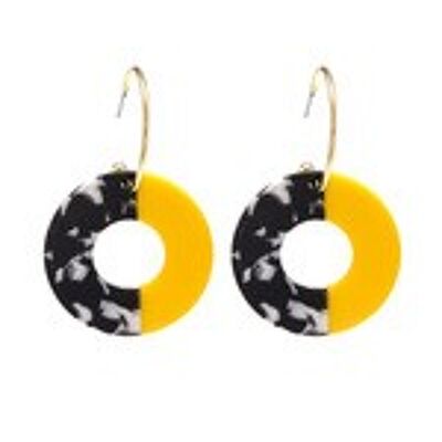 Aretes colgantes de aro amarillo con carey blanco y negro