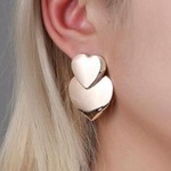 Boucles d'oreilles dorées brillantes en forme de cœur 3