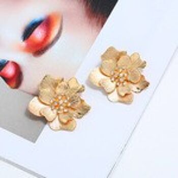 Boucles d'oreilles à tige fleur surdimensionnées dorées 6