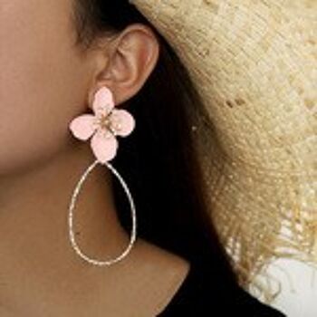 Boucles d'oreilles fleur rose surdimensionnée avec goutte texturée 3
