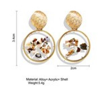 Boucles d'oreilles pendantes dorées texturées avec disque et flocons de coquillages 2