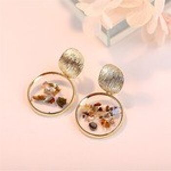 Boucles d'oreilles pendantes dorées texturées avec disque et flocons de coquillages 3