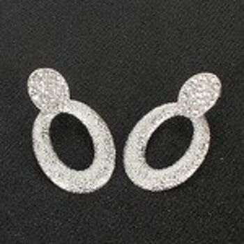 Pendants d'oreilles ovales texturés à pavé de cristaux argentés 3