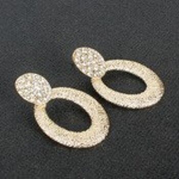 Boucles d'oreilles ovales dorées texturées à pavé de cristaux 3