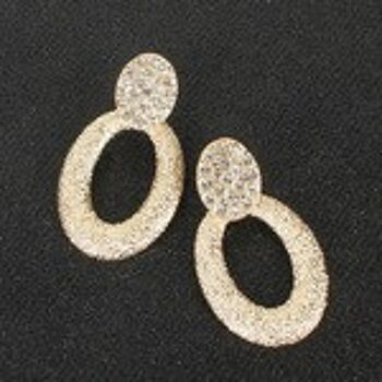 Boucles d'oreilles ovales dorées texturées à pavé de cristaux 4