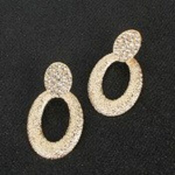 Boucles d'oreilles ovales dorées texturées à pavé de cristaux 6