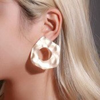 Boucles d'oreilles à tige dorées texturées de forme irrégulière 3