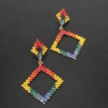 Boucles d'oreilles pendantes en forme de diamant avec pavé de cristaux colorés 6