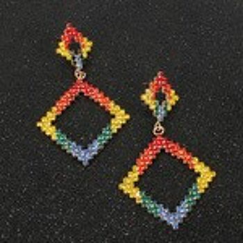Boucles d'oreilles pendantes en forme de diamant avec pavé de cristaux colorés 9