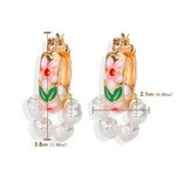 Boucles d'oreilles créoles florales dorées avec fausses perles blanches 2