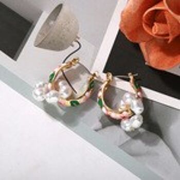 Boucles d'oreilles créoles florales dorées avec fausses perles blanches 5