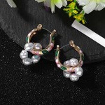 Boucles d'oreilles créoles florales dorées avec fausses perles blanches 6