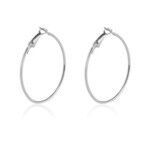 Große silberfarbene kreisförmige Creolen im geometrischen Stil