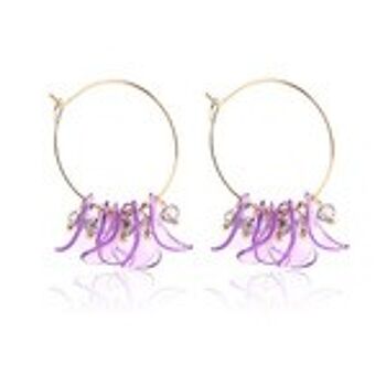 Boucles d'oreilles créoles dorées avec pétales et perles violettes 1