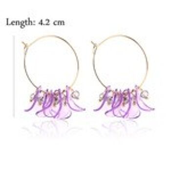 Boucles d'oreilles créoles dorées avec pétales et perles violettes 2