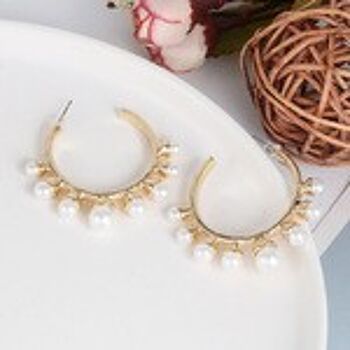 Boucles d'oreilles créoles blanches en fausse perle dorées 4