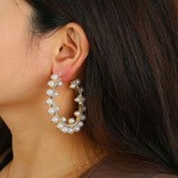 Boucles d'oreilles créoles blanches en fausses perles et cristaux 3