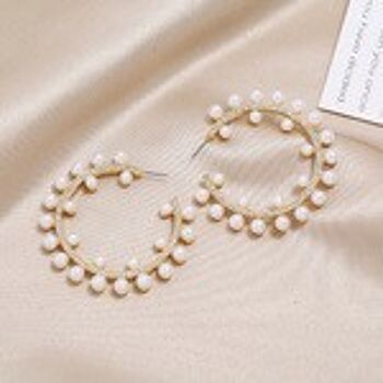 Boucles d'oreilles créoles blanches en fausses perles et cristaux 4