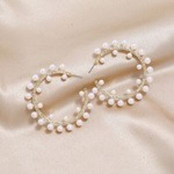 Boucles d'oreilles créoles blanches en fausses perles et cristaux 5
