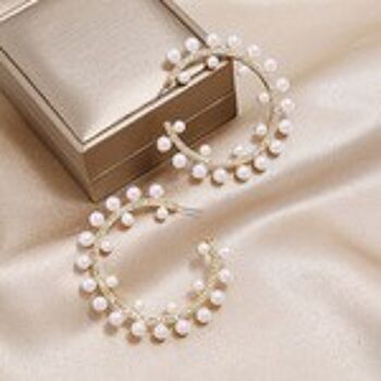 Boucles d'oreilles créoles blanches en fausses perles et cristaux 6