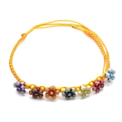 Pulsera artesanal de flores multicolores con cordón encerado amarillo ajustable