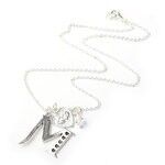 Antike silberfarbene Initial M-Halskette mit tschechischen Doppelkegel-Glasperlen und Herzanhänger