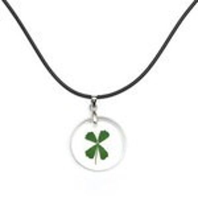 Collier pendentif rond en résine transparente avec trèfle à quatre feuilles vert incrusté