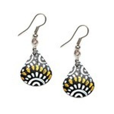 Pendientes colgantes de lágrima de cáscara de coco con rayos de sol de color blanco vivo y dorado pintados a mano