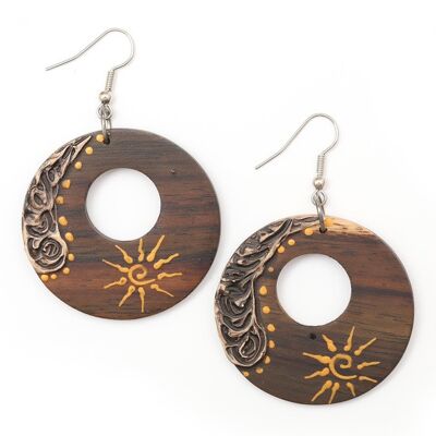 Boucles d'oreilles créoles en bois marron faites à la main avec soleil en spirale peint à la main