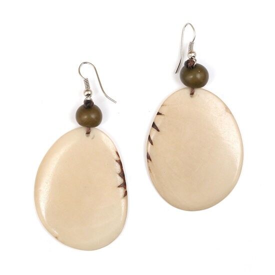 Orecchini pendenti fatti a mano color avorio con fetta di Tagua e semi di Acai