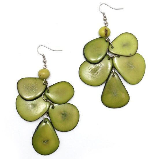 Chip di Tagua verde lattuga fatta a mano con orecchini pendenti di semi di Acai