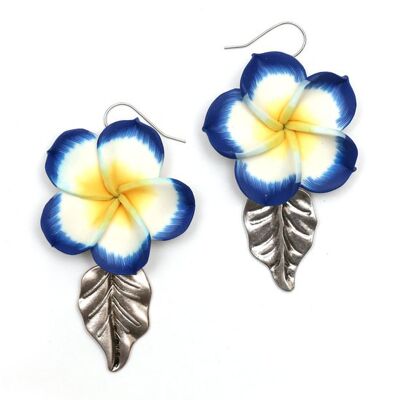 Pendientes colgantes hechos a mano de arcilla polimérica con flor de Leelawadee blanco y azul con dije de hoja de estilo tibetano
