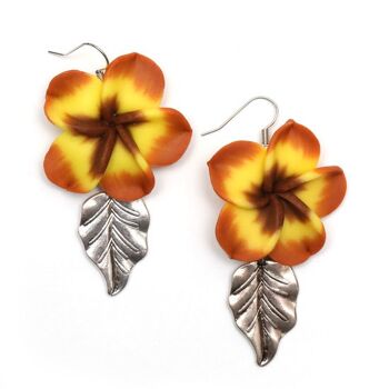 Boucles d'oreilles pendantes en argile polymère à fleurs Leelawadee jaune-marron faites à la main avec breloque feuille de style tibétain