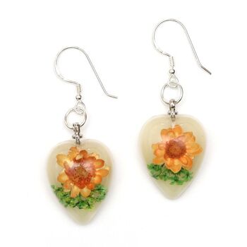 Boucles d'oreilles pendantes en résine fleur pressée orange dans un coeur blanc