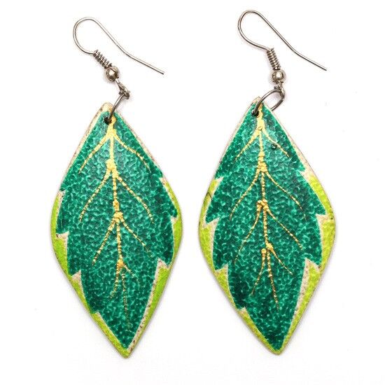 Boucles d'oreilles pendantes feuille de bois verte avec lignes dorées