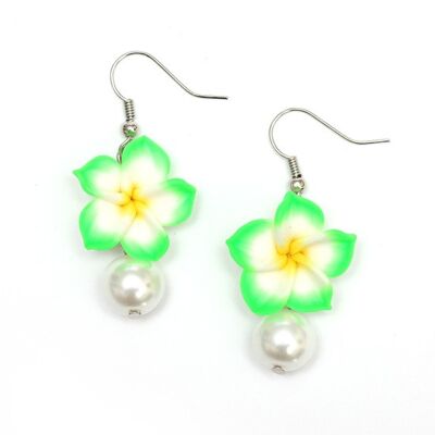 Pendientes colgantes de flor de plumeria de arcilla polimérica blanca y verde brillante hechos a mano con perlas