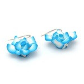 Boucles d'oreilles pendantes faites à la main en pâte polymère blanche et bleue 2