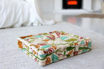 Coussin de sol, fleurs pâles avec feuilles 2