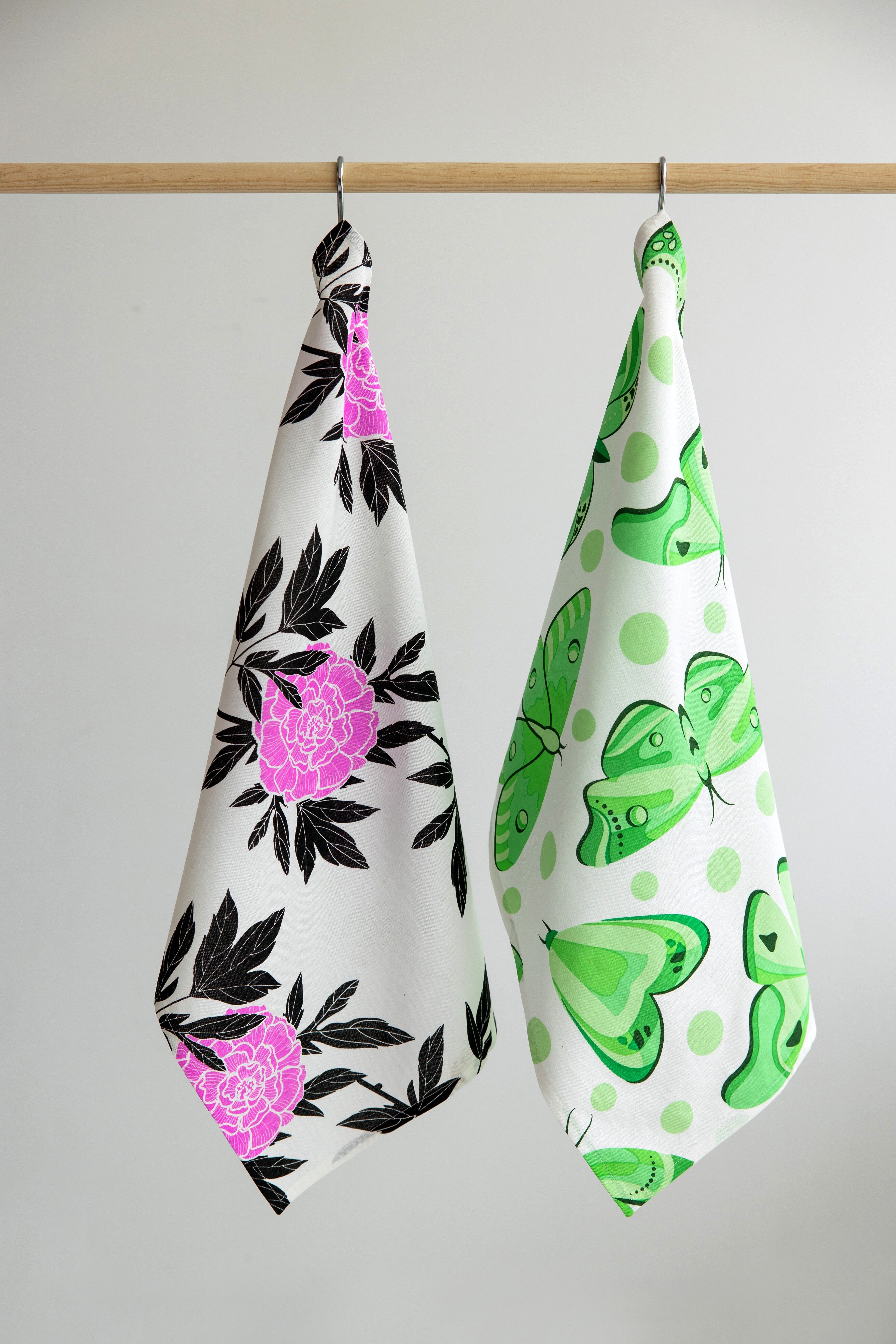 2 strofinacci: bianco con farfalle bianco con fiori viola