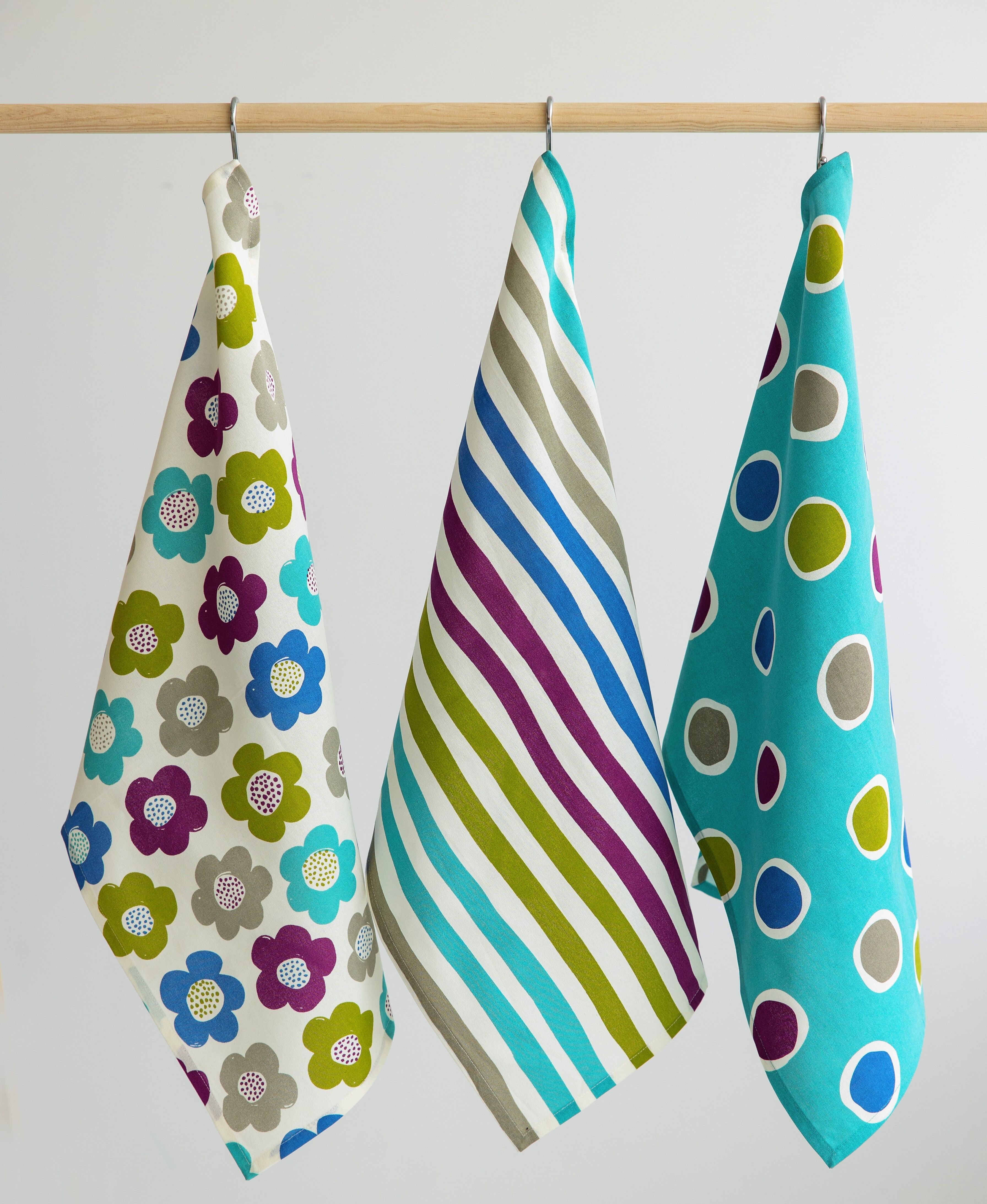 3 strofinacci: bianco con righe bianco con 3 tipi di fiori blu con ovali