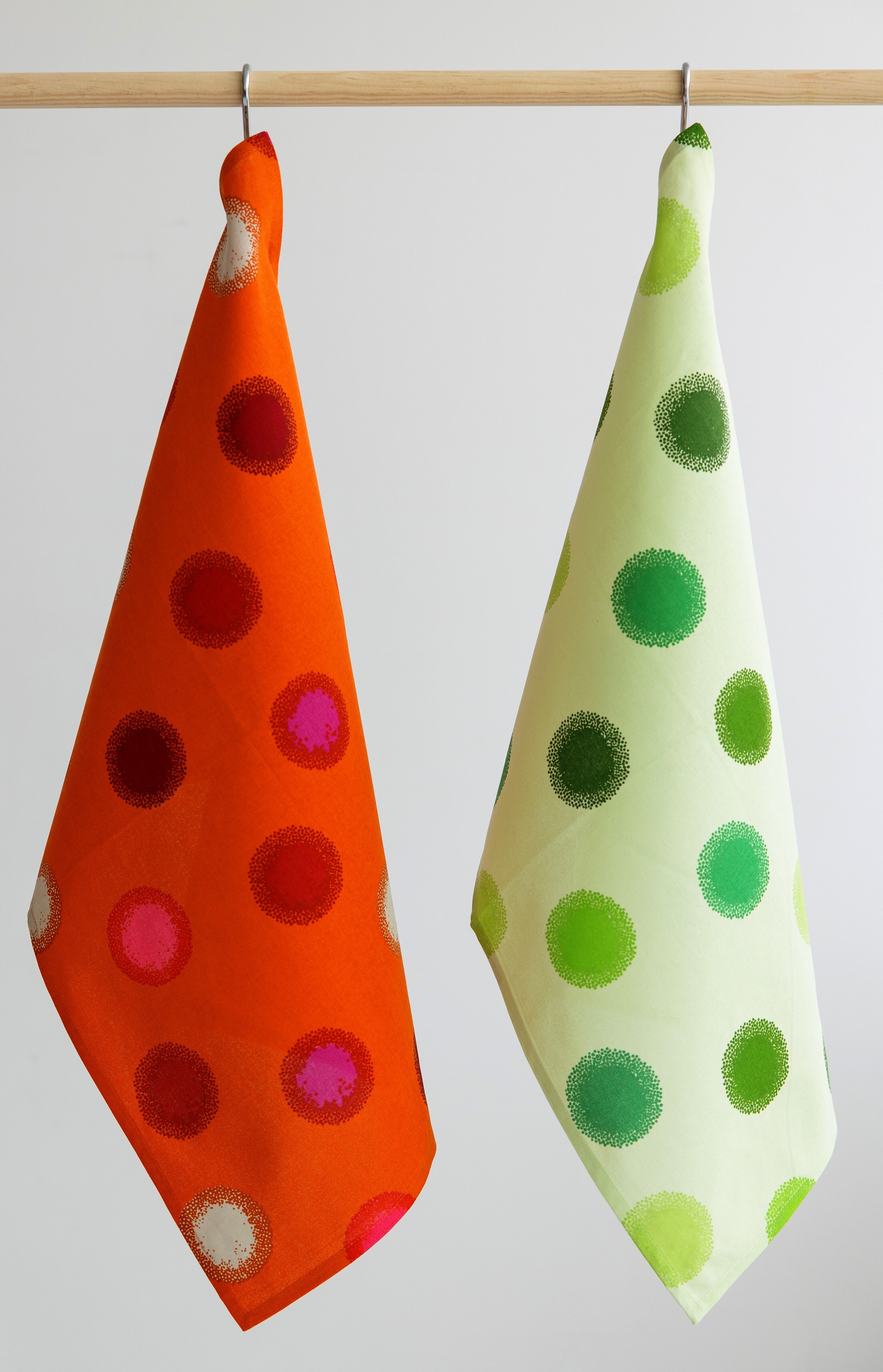2 strofinacci: arancione con ovali verdastro con ovali