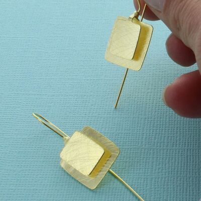 Quadratische Ohrringe aus gebürstetem Gold