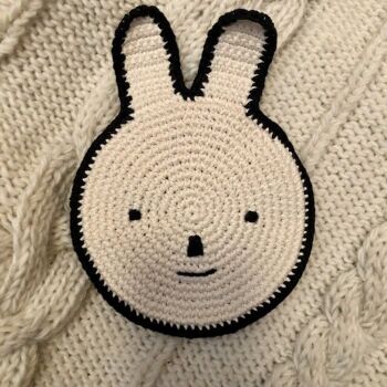 plat de lapin durable avec son crépitant - hochet - coton biologique - blanc cassé - tissu croustillant - crocheté à la main au Népal - câlin de lapin au crochet avec son 3