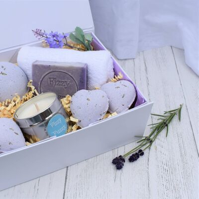Schönes Lavendel-Geschenkset, Badebomben, handgemachte Seife, Kerze
